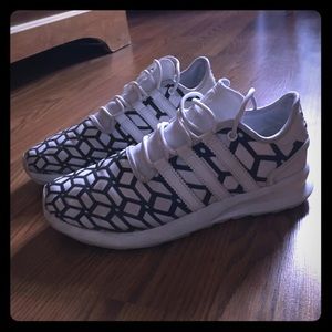 Adidas Mens shoe Size 9